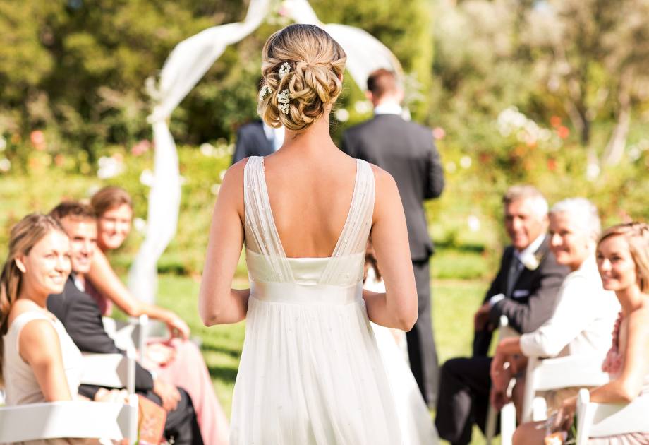 Braut im Garten schreitet zum Altar