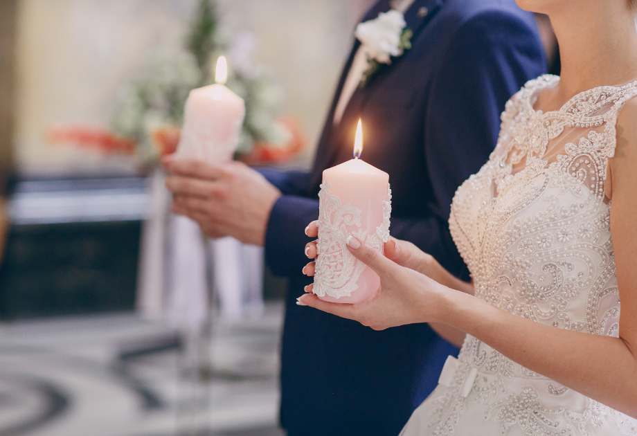 Hochzeitskerze - Braut und Bräutigam vor dem Altar