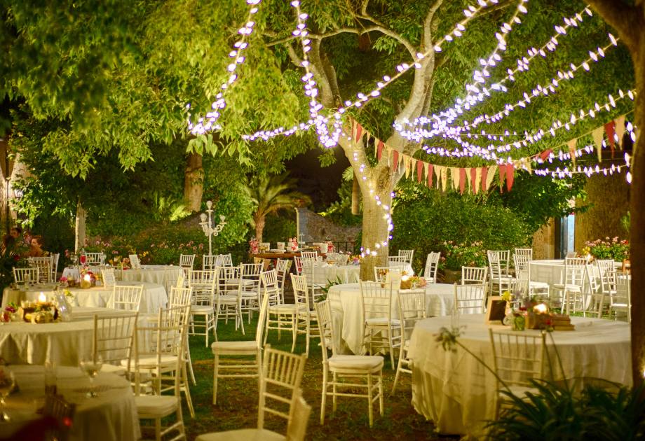 Bestuhlung bei Gartenhochzeit