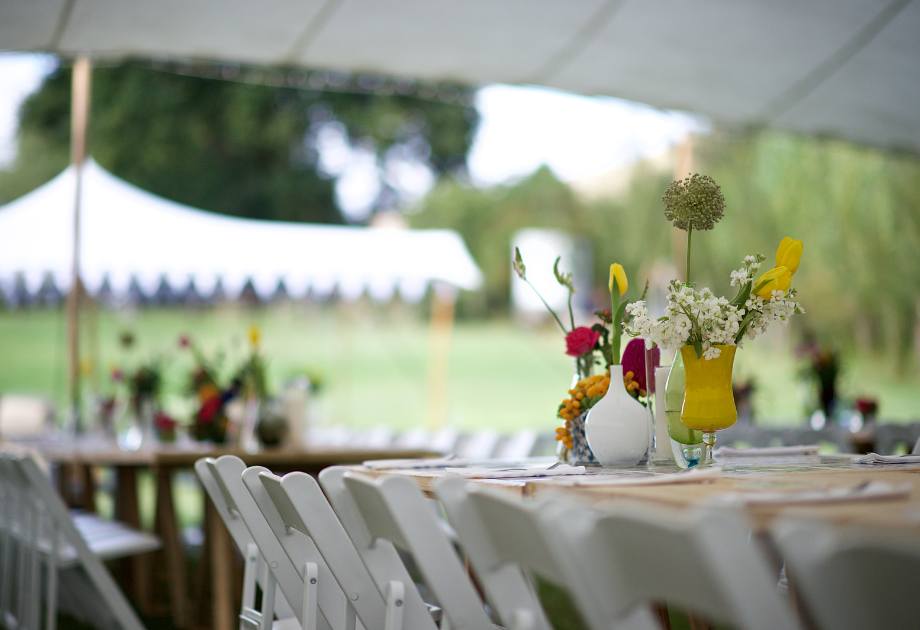 Gartenhochzeit im Zelt